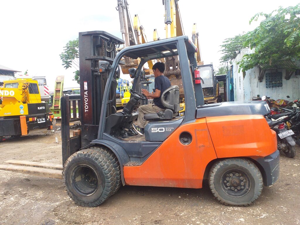 The current image has no alternative text. The file name is: sewa-forklift-depok-scaled.jpg