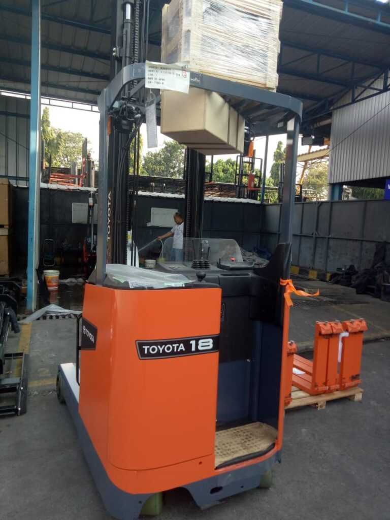 The current image has no alternative text. The file name is: FORKLIFT-REACH-TRUCK-DEPAN.jpg